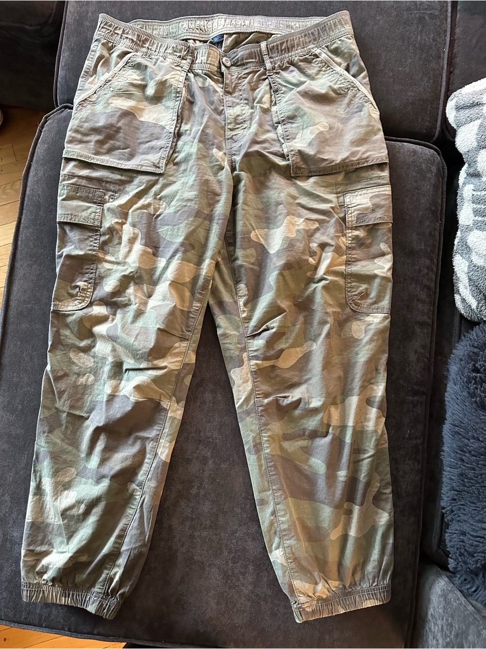 Women’s American Eagle Outfitters Camouflage Cargo Joggers Like New 14 Short